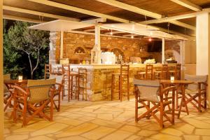 En restaurant eller et andet spisested på Dimitris Rooms + 26 billeder