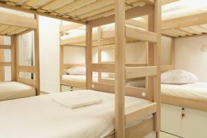 Postel nebo postele na pokoji v ubytování Gravitas Hostel