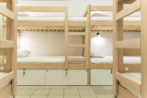 Postel nebo postele na pokoji v ubytování Gravitas Hostel