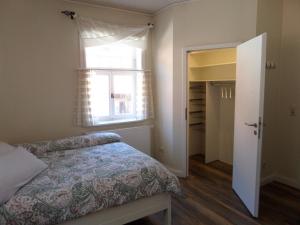 um quarto com uma cama e uma janela em Hof Berens em Hövelhof
