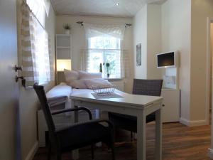uma sala de estar com uma mesa e cadeiras e um sofá em Hof Berens em Hövelhof