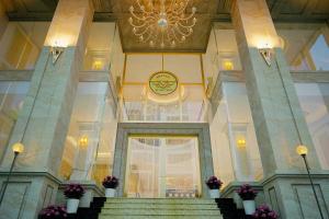 a large lobby with stairs and a chandelier at Tuyet Son Hotel (TS Ocean Hotel) in Da Nang