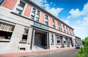 a building with the entrance to a inn million at Hotel Meurice in Calais