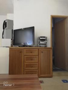un televisor sentado en la parte superior de un tocador de madera en SARAJEVO-ADI APARTMENTS, en Sarajevo