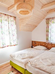 1 dormitorio con 2 camas y 2 ventanas en Kraina Wetlina en Wetlina