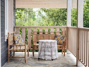 un porche con 2 sillas y una mesa en Kraina Wetlina, en Wetlina