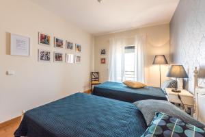 1 dormitorio con 2 camas y ventana en Varanda do Castelo - Charming Apartment in a Historical Town, en Silves