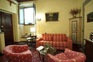 a living room with two chairs and a couch at Casa Del Vescovo in Florence