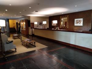 um átrio do hotel com uma recepção e uma sala de espera em Parador de Artíes em Arties