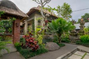 een huis met een tuin ervoor bij Tetirah Boutique Hotel in Ubud