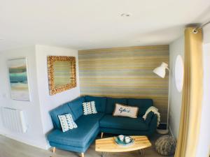 Ein Sitzbereich in der Unterkunft 11 Woolacombe West - Luxury Apartment at Byron Woolacombe, only 4 minute walk to Woolacombe Beach!