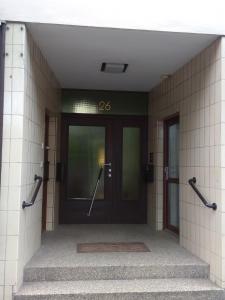 a entrance to a building with a brown door at Wohnung in Hannover Zentrum in Hannover