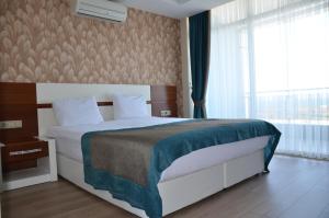 Ein Bett oder Betten in einem Zimmer der Unterkunft Grand Ahos Hotel