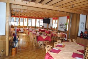 Post Hotel Vista餐厅或其他用餐的地方