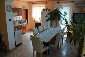 Kuchyň nebo kuchyňský kout v ubytování Ibolya Apartmanok