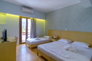Postel nebo postele na pokoji v ubytování Aphrodite Hotel Syros