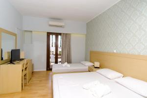 Postel nebo postele na pokoji v ubytování Aphrodite Hotel Syros