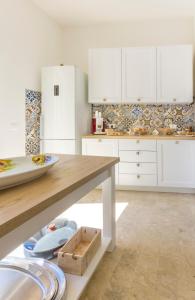 A kitchen or kitchenette at La Rosa Dei Venti