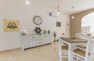 A kitchen or kitchenette at La Rosa Dei Venti