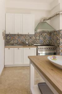 A kitchen or kitchenette at La Rosa Dei Venti