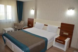 Ein Bett oder Betten in einem Zimmer der Unterkunft Grand Ahos Hotel