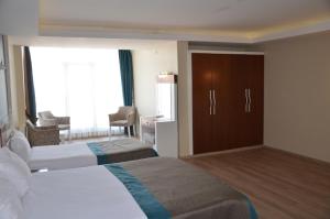Ein Bett oder Betten in einem Zimmer der Unterkunft Grand Ahos Hotel