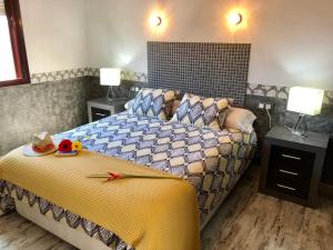 um quarto com uma cama e um sofá em Apartamento Casa Rafi em Chipiona