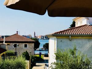 ein Gebäude mit Blick auf einen Fluss und einen Hafen in der Unterkunft Apartments Nadia Umag in Umag