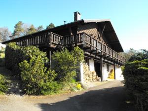 デュルビュイにあるChalet Chachaの木造家屋(バルコニー付)