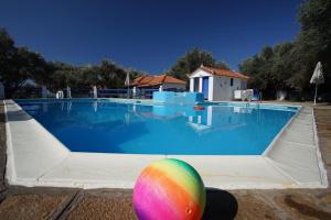 Bazén v ubytovaní White Rock Apartments alebo v jeho blízkosti