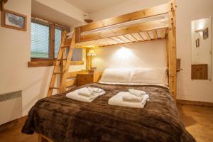 シャモニー・モンブランにあるPetite Savoyarde - Chamonixのベッドルーム1室(ベッド1台、タオル2枚付)