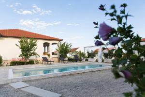 Der Swimmingpool an oder in der Nähe von Villa Sunny Garden with private heated pool