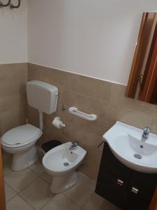 アヴォラにあるSanta Luciaのバスルーム(トイレ、洗面台付)
