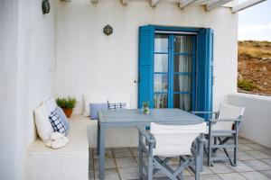 una mesa azul y sillas en un patio en Villa with Swimming Pool, en Korissia
