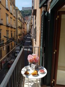 balcone con tavolo e prodotti da forno di Melissa a Toledo a Napoli