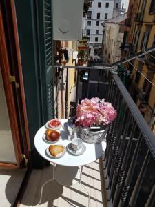 un tavolo su un balcone con cibo e fiori di Melissa a Toledo a Napoli