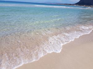 una vista aérea de una playa con el océano en Brezza Di Grecale, en Trapani