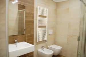 ソットマリーナにあるAffittacamere Da Ilariaのバスルーム(洗面台、トイレ、鏡付)