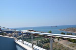 ein Blick auf das Meer vom Balkon in der Unterkunft Grand Ahos Hotel in Ereğli