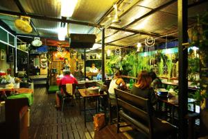 um grupo de pessoas sentadas num restaurante em Hatthatara Resort em Samut Songkhram