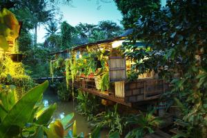 une cabane dans les arbres au milieu d'une jungle dans l'établissement Hatthatara Resort, à Samut Songkhram