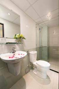 Phòng tắm tại Hanoi Golden Hotel