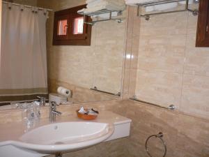 Koupelna v ubytování Hotel Doña Blanca + 37 fotografií