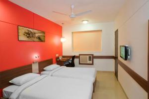Tempat tidur dalam kamar di Ginger Pune Wakad