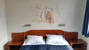 Postel nebo postele na pokoji v ubytování Kirkenes Hotell