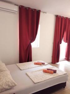 Postel nebo postele na pokoji v ubytování Apartmani Andrea-jaz