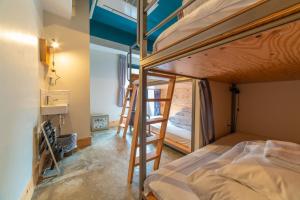 Postel nebo postele na pokoji v ubytování Wise Owl Hostels Shibuya