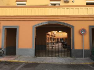カディスにあるApartamento La Dama de Cadizの門付き建物入口