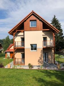 een huis met een gambrel dak bij Apartmány Polevsko in Polevsko