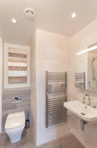 Bathroom sa 11 Woolacombe West - Luxury Apartment at Byron Woolacombe, only 4 minute walk to Woolacombe Beach!